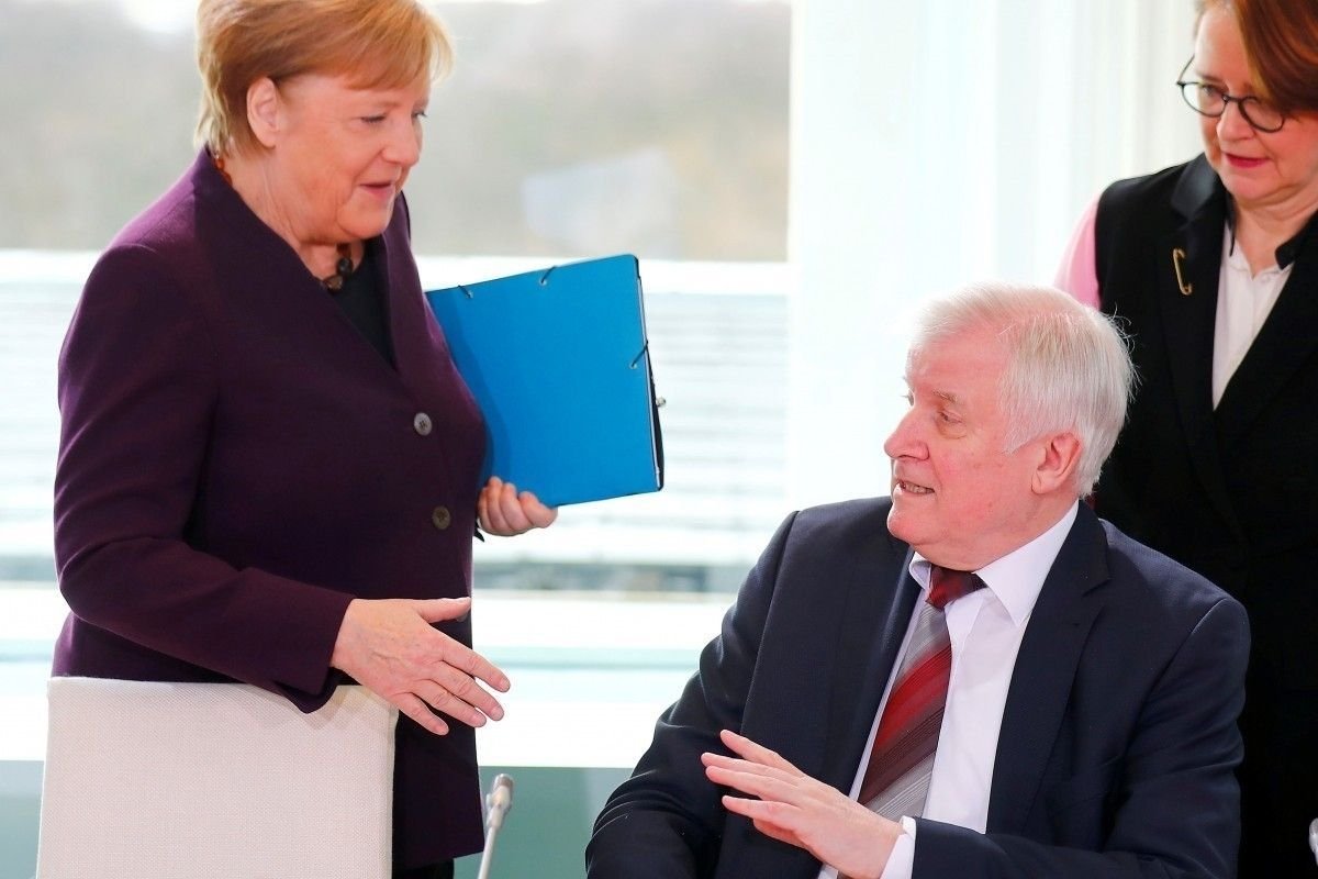 Коронавирусийн халдвараас болгоомжилсон сайд Ангела Меркельтэй гар барихаас татгалзав