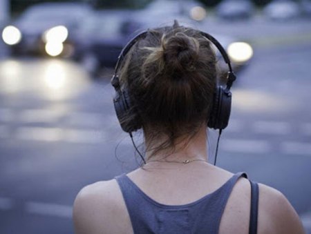 Залуус чанга дуу чимээнээс үүдэлтэйгээр сонсголоо алдах эрсдэлтэй байна
