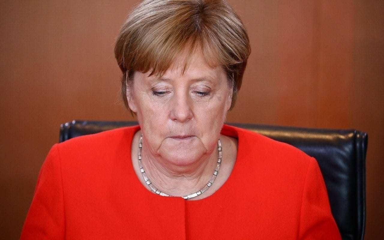 Ангела Меркелийг Хитлертэй зүйрлэсэн Мальтын элчин сайд огцорчээ