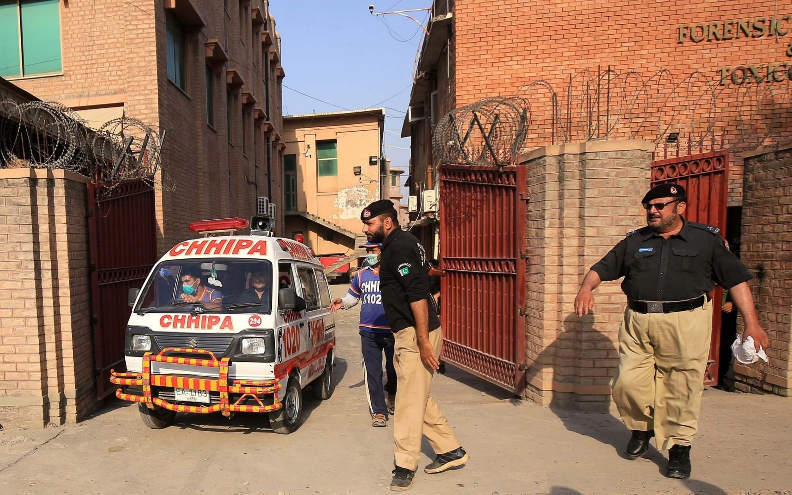 Пакистанд бурхныг доромжилсон хэргээр шүүгдэж байсан хүнийг шүүхийн танхимд буудан хороожээ