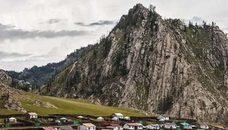 Монголын үзэсгэлэнт газрууд: Булган уул