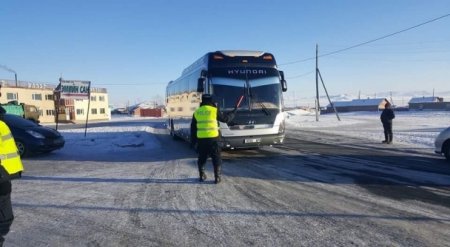 Хүнс ачсан хоёр автобусаар 10 гаруй иргэнийг нууцаар Ховд руу оруулах гэж байгаад баригджээ