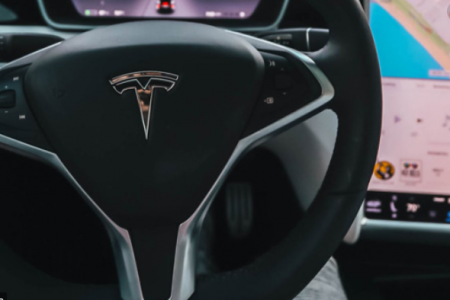 “Tesla” Хятадын зах зээлээс автомашинуудаа эргүүлэн татаж эхэлжээ