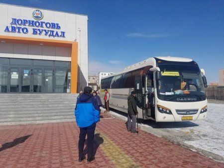 Замын-Үүд-Улаанбаатар чиглэлд нийтийн тээврийн автобус аялж байна