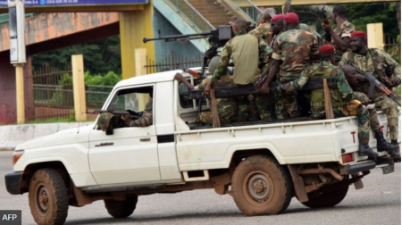 Гвинейн босогчдын удирдагч Засгийн газраа тараан, Ерөнхийлөгчөө баривчилж, Үндсэн хуулиа цуцалснаа зарлав
