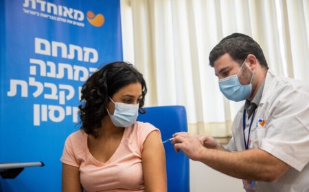 Израилд вакцин хийлгээгүй багш нарыг хичээл заахыг хоригложээ