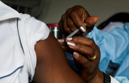 ДЭМБ: Африкийн эмнэлгийн ажилтнуудын 27 хувь нь вакцинд бүрэн хамрагдаад байна