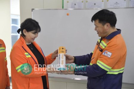 ОРХОН: Эрдэнэт үйлдвэрийн ажилчид хаягдал баттерей хадгалах сав бүтээжээ