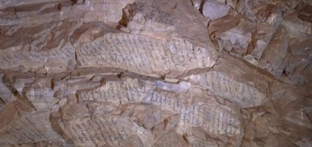 ДУНДГОВЬ: Шарангадын тээгийн агуй нь эртний номын их мэргэдийн түүхэн дурсгалыг хадгалдаг