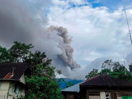 Индонезид галт уул дэлбэрсний улмаас 11 хүн амиа алджээ