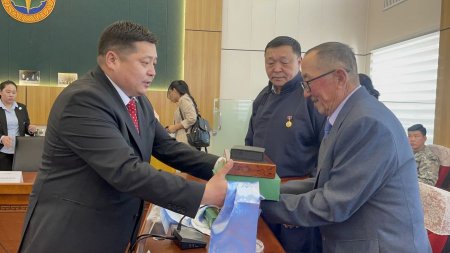 ТӨВ: Монгол улсын Шинэ үндсэн хуулийг батлалцсан ардын их хурлын депутатуудыг хүлээн авав