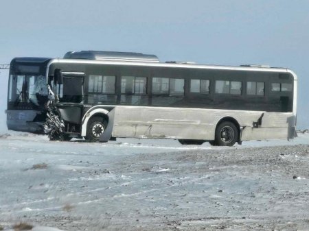 Замын-Үүдээс гарсан 25 автобусны нэг нь автомашинтай мөргөлдөж, 2 хүн амиа алдсан