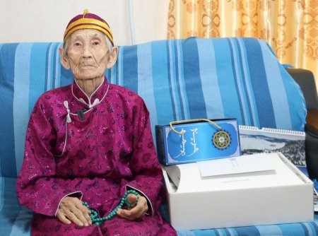 СЭЛЭНГЭ: 100 настай Б.Нанзад гуайд Монгол Улсын Ерөнхийлөгчийн бэлгийг гардуулан өглөө