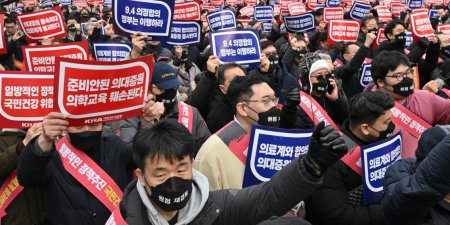 Өмнөд Солонгосын эмч нар засгийн газрынхаа шийдвэрийг эсэргүүцэн жагсжээ