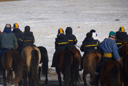 Төв аймгийн Баян суманд зөвшөөрөлгүй хурдан морьдын уралдаан зохион байгуулжээ