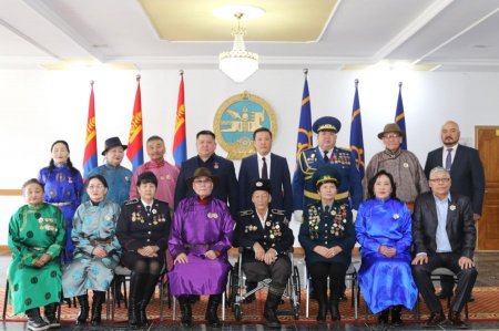 Дархан-Уул: Монгол цэргийн өдрийг тохиолдуулан төрийн одон, медаль гардуулав