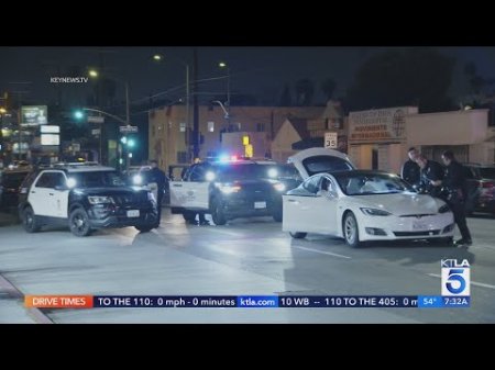 Хулгайлагдсан “Tesla” автомашинаар зугтаж байх үед цэнэг нь дуусаж, баригджээ