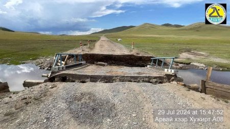 Хужирт-Арвайхээрийн гүүр нурж, Сэлэнгийн Алтанбулаг, Даланзадгад-Шивээхүрэнгийн зарим зам эвдэрсэн байна