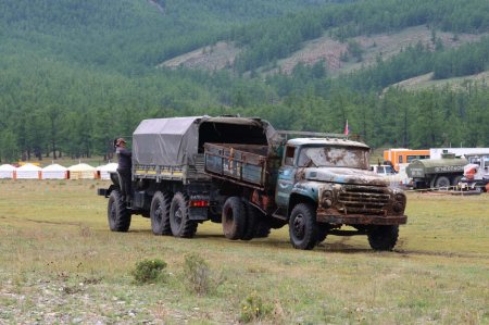 Хөвсгөл нуурт живсэн Зил-130 ачааны автомашиныг татан гаргалаа