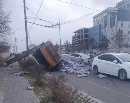 Ачааны машинд дайруулж нас барсан ноцтой осол гарчээ