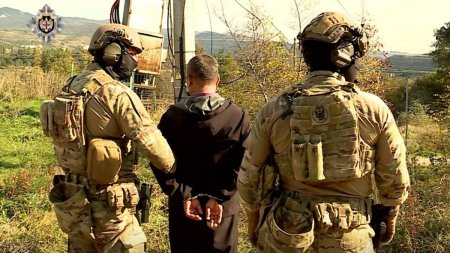 Хятадын иргэд Гүржээс уран худалдаж авахыг завдсан хэргээр баривчлагджээ
