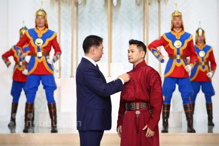 Уран бүтээлч, ажилтнуудыг төрийн дээд цол, одон, медалиар шагналаа