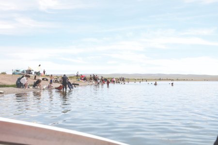 Өгий нуурыг олон жилийн хогноос нь салгалаа