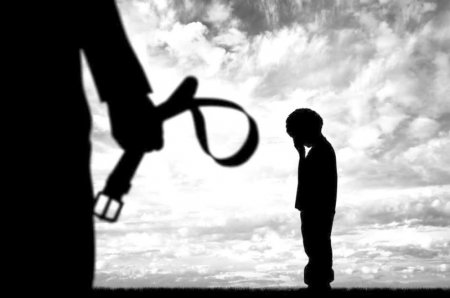 "Машин бохирдууллаа" хэмээн хүүгээ хөнөөсөн хэрэгт ээжийг нь ЯЛЛАГДАГЧААР татжээ