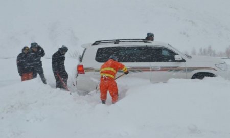 Төв аймагт цасанд суусан автомашиныг татан гаргажээ