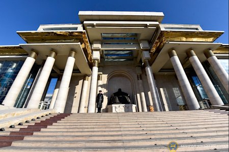 Олон гишүүн гадаад явж, Төрийн ордон “эзгүйрчээ”