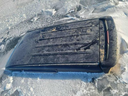 Дорноговь аймагт нуурын мөсөнд автомашин цөмөрч, живжээ