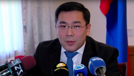 А.Төмөрийг Элчин сайдаас нь эгүүлэн татах асуудлыг Д.Амарбаясгалан УИХ-аар хэлэлцүүлэх ёстой байсан ч царцаажээ