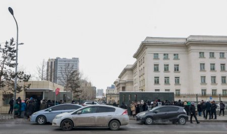 Бензин шатахуун, цалин, татварын асуудлаар иргэд үзэл бодлоо илэрхийлж, жагсаж байна