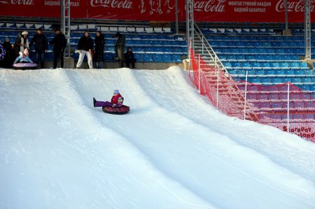 Нийслэлийн төвийн зургаан дүүрэгт чөлөөт цагаа өнгөрүүлэх мөсөн гулгуурын талбай, мөсөн хотхон байгууллаа