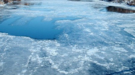 Хөвсгөл аймагт нуурын мөс цөмөрч, хоёр хүн амиа алджээ