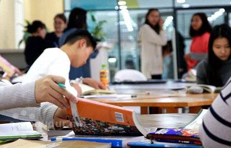 Орон нутаг дахь багшийн сургуулиуд тэтгэлгээр “амь зогоож” байна