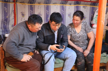 Сүлжээгүй бүс нутгийн малчдад цаг агаарын мэдээлэл хүргэх SOS төхөөрөмж гардууллаа