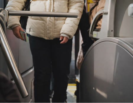 Автобуснуудад ухаалаг хаалт суурилуулах эсэхийг туршиж байна