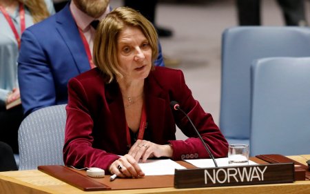 Норвегийн дипломат Эпштейнтэй холбоотой байсан нь илэрсэн тул огцорлоо