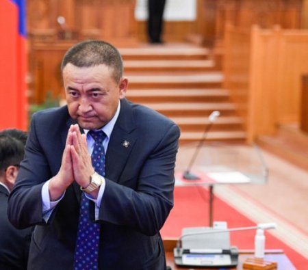Сайд Б.Чойжилсүрэн алга хавсран "бөхөлзөж" байгаад хариуцлагаас мултрах уу?!
