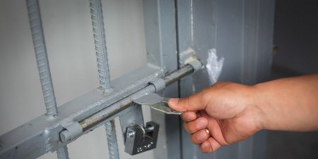 Бусдыг нүцгэлж зургийг нь цахимд тавина гэж сүрдүүлсэн этгээдүүдийг ₮10 саяар торгожээ